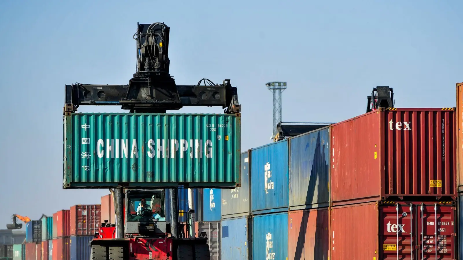 Chinas Außenhandel wuchs zuletzt trotz des Handelsstreits mit den USA. (Archivbild) (Foto: Lian Zhen/XinHua/dpa)