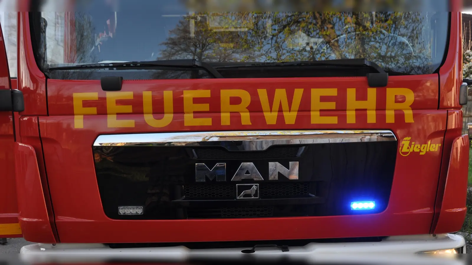 Feuerwehr-Großeinsatz in Iphofen: Zum Brand in einem Sägewerk rückten die Rettungskräfte aus gut einem halben Dutzend Orten aus. (Symbolbild: Wolfgang Grebenhof)