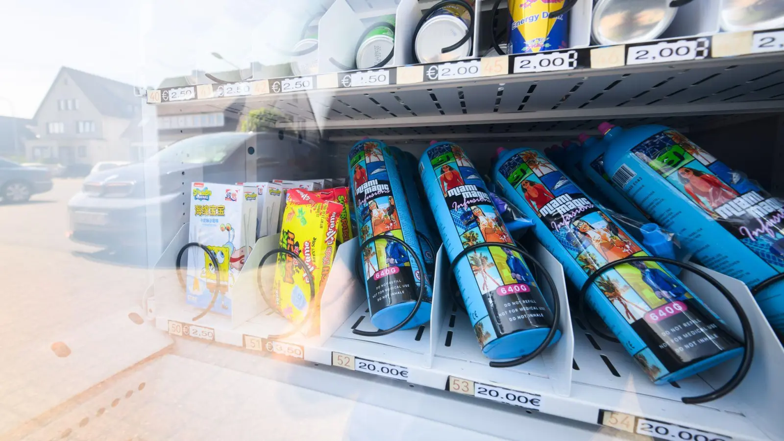 Lachgas soll nicht mehr einfach in Automaten zu kaufen sein. (Archivbild)  (Foto: Julian Stratenschulte/dpa)