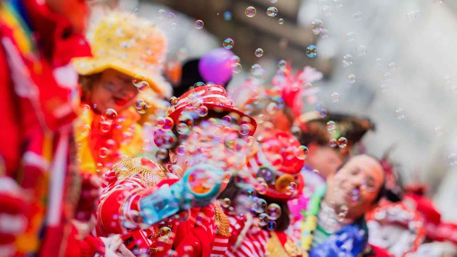 Wer Karneval feucht-fröhlich feiern will, lässt das Auto besser stehen und nutzt die öffentlichen Verkehrsmittel. (Foto: Rolf Vennenbernd/dpa)