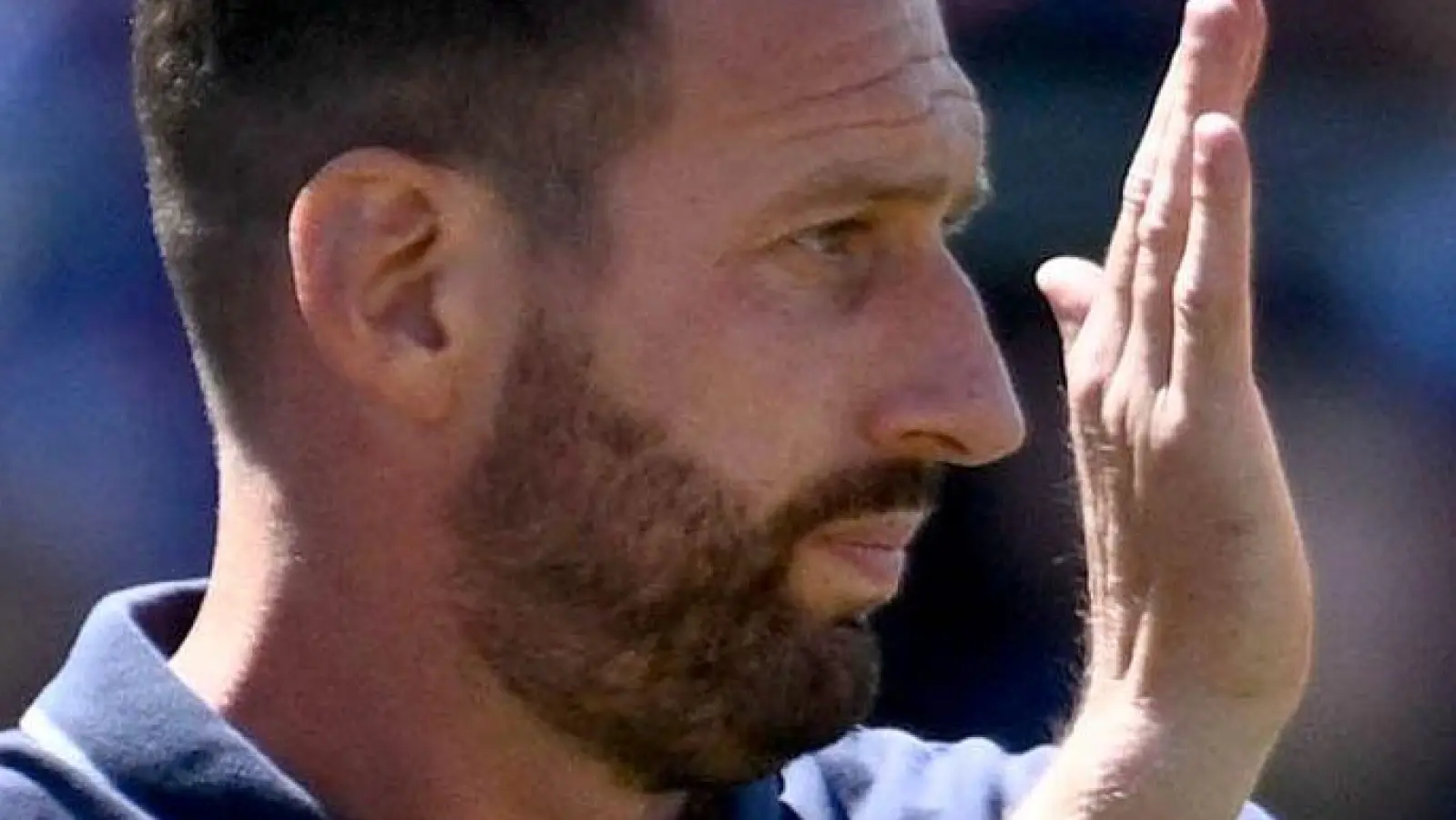 Sah den zweiten Saisonsieg seiner Mannschaft: Arminias Trainer Mitch Kniat. (Foto: Gregor Fischer/dpa)