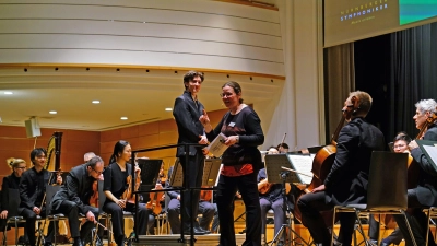 Ein Projekt für Jugendliche: Die Konzertdramaturgin Susanne Hoch und der Dirigent Leonhard Kreutzmann erklärten viele Details beim Konzert mit den Nürnberger Symphonikern.  (Foto: Elke Walter)