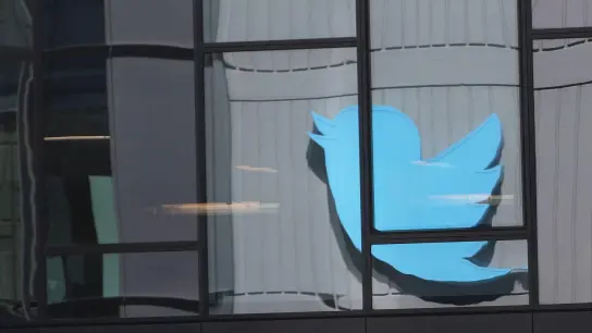 Das Logo des Kurznachrichtendienstes Twitter spiegelt sich in einer Fensterfassade in San Francisco. (Foto: Christoph Dernbach/dpa)