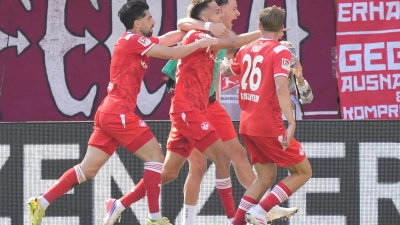 Kaiserslauterns Mario Sauer und seine Mitspieler bejubeln das 1:0. (Foto: Marc Schüler/dpa)