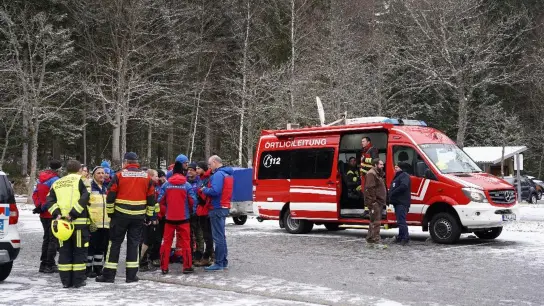 Einsatzkräfte der Feuerwehr in der Nähe der Stelle, an der das Kleinflugzeug im Bayerischen Wald abgestürzt ist. (Foto: -/Zema Medien/dpa)