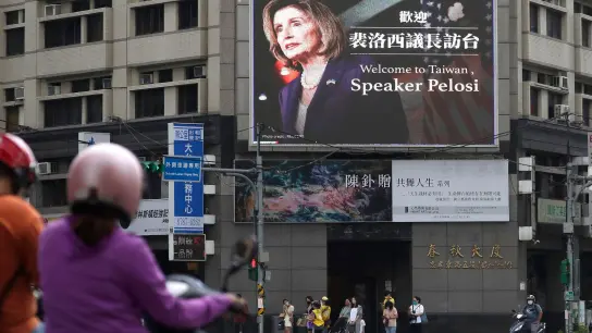 Angesichts der Drohungen aus China hat die Vorsitzende des US-Repräsentantenhauses, Pelosi, dem demokratischen Taiwan die Unterstützung der USA zugesichert. (Foto: Chiang Ying-Ying/AP/dpa)