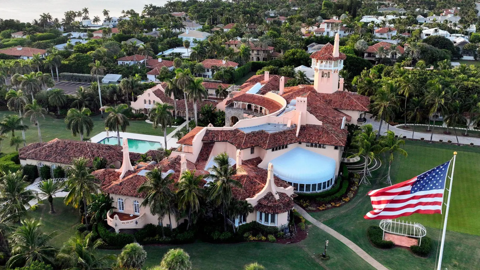 Der US-Präsident hält sich am Wochenende oft in seinem Anwesen Mar-a-Lago auf. (Archivbild) (Foto: Steve Helber/AP/dpa)