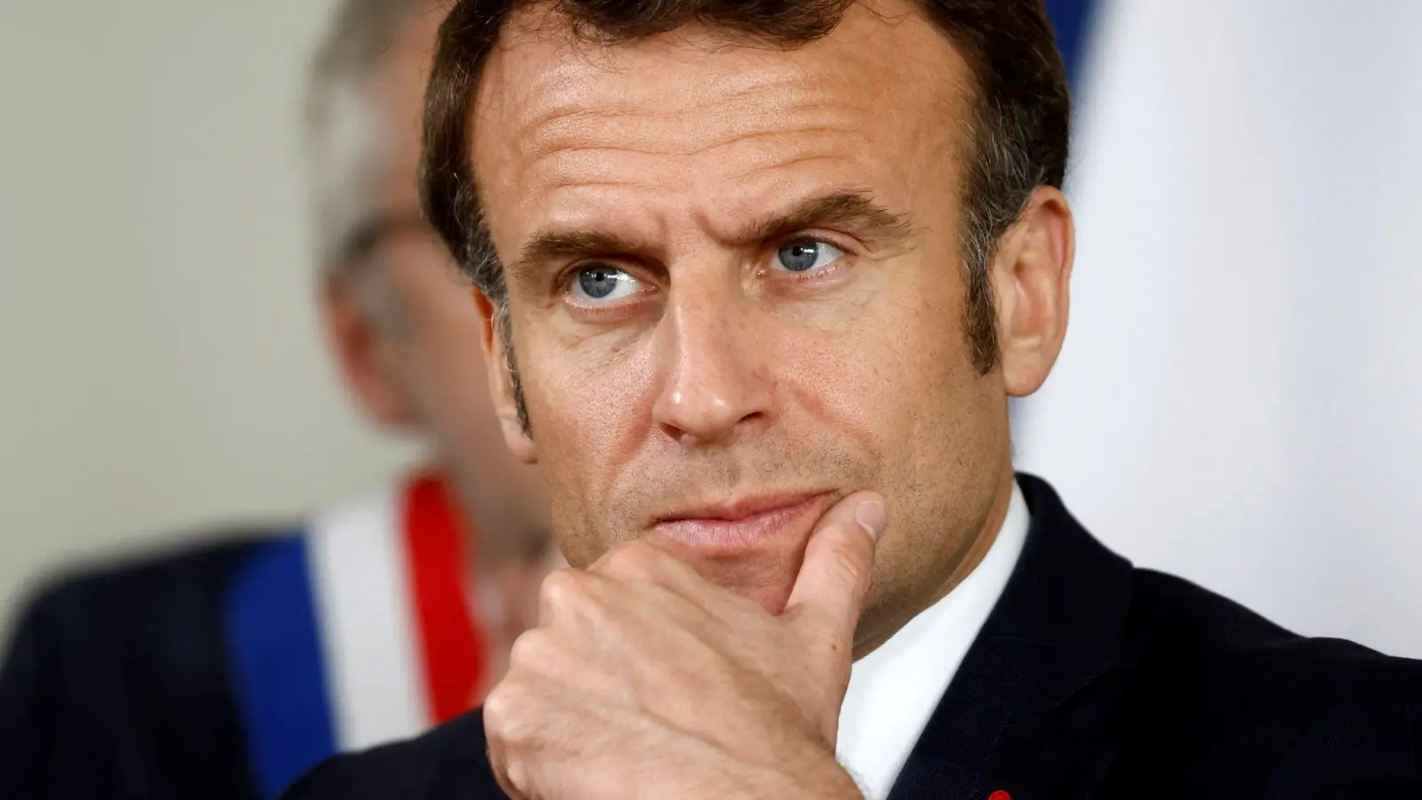 Frankreichs Präsident Emmanuel Macron will die Rentenreform durchsetzen - das Projekt hat ihn allerdings bereits viel Sympathie in der Bevölkerung gekostet. (Foto: Gonzalo Fuentes/Pool Reuters/AP/dpa)