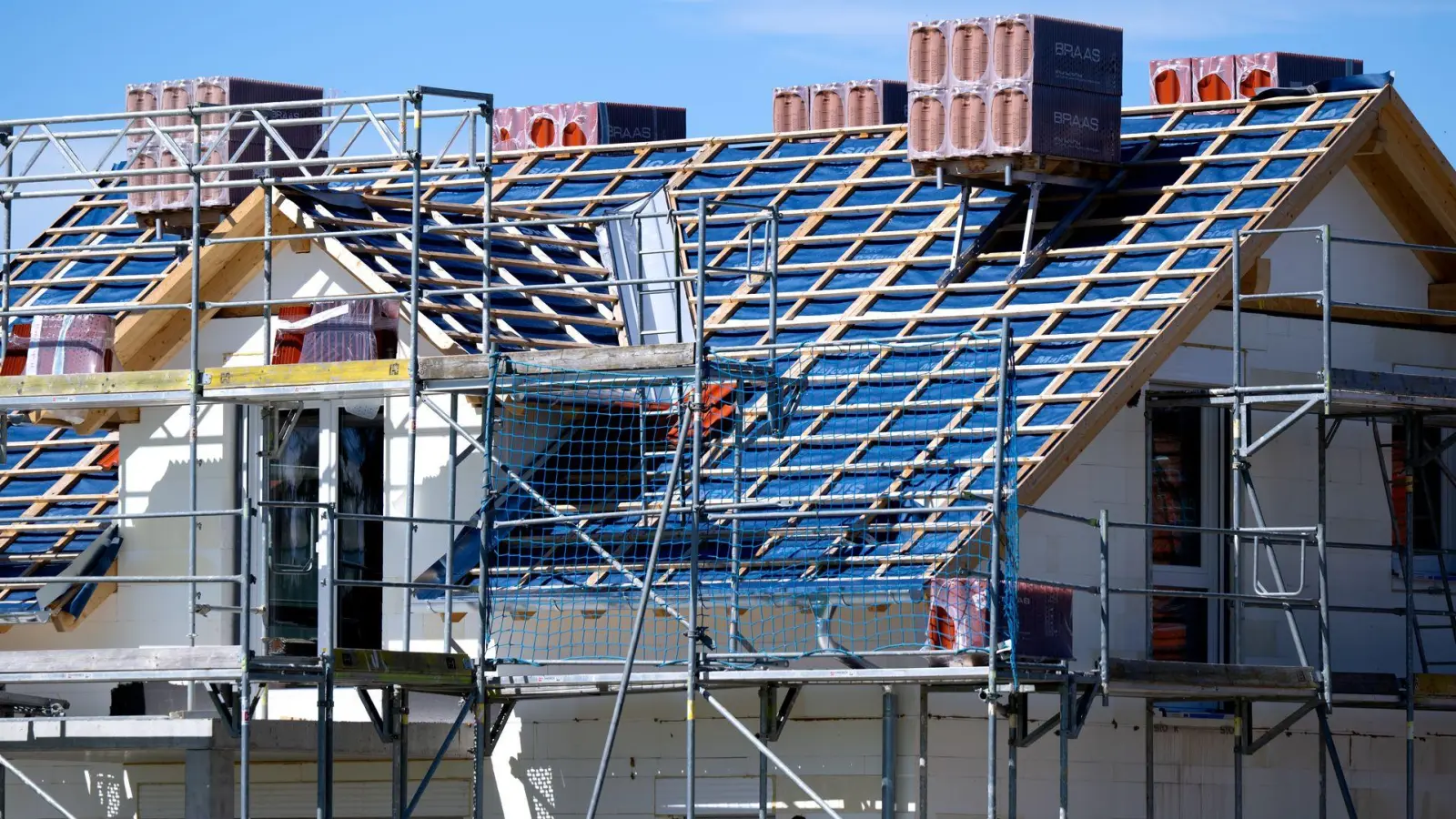 Die bayerischen Sparkassen haben deutlich mehr private Immobilienkredite vergeben. (Archivbild) (Foto: Sven Hoppe/dpa)