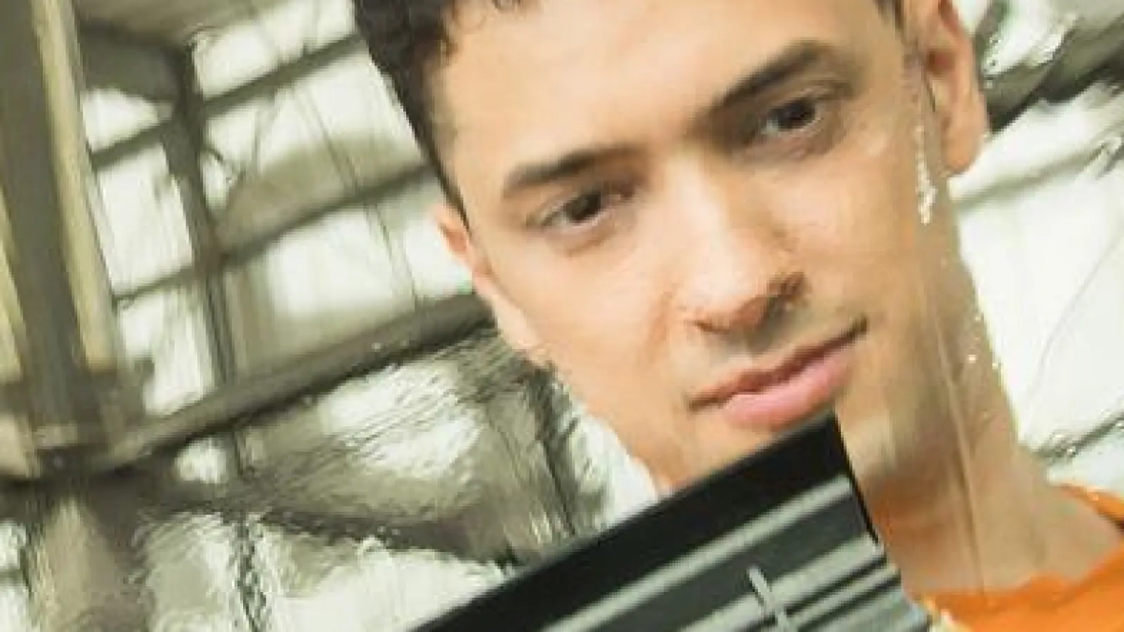 Eine saubere Windschutzscheibe ist wichtig, sonst kann es heikel werden. Denn Schmutz und Schlieren können Sonnenlicht ungünstig brechen. (Foto: Christin Klose/dpa-tmn)