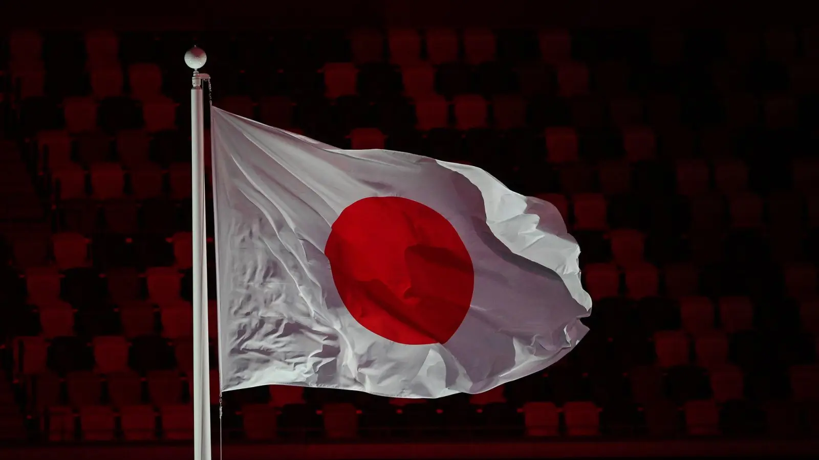 Die japanische Flagge: In Teilen Japans ist  aufgrund der Wetterbedingungen größte Vorsicht geboten. (Foto: Swen Pförtner/dpa)