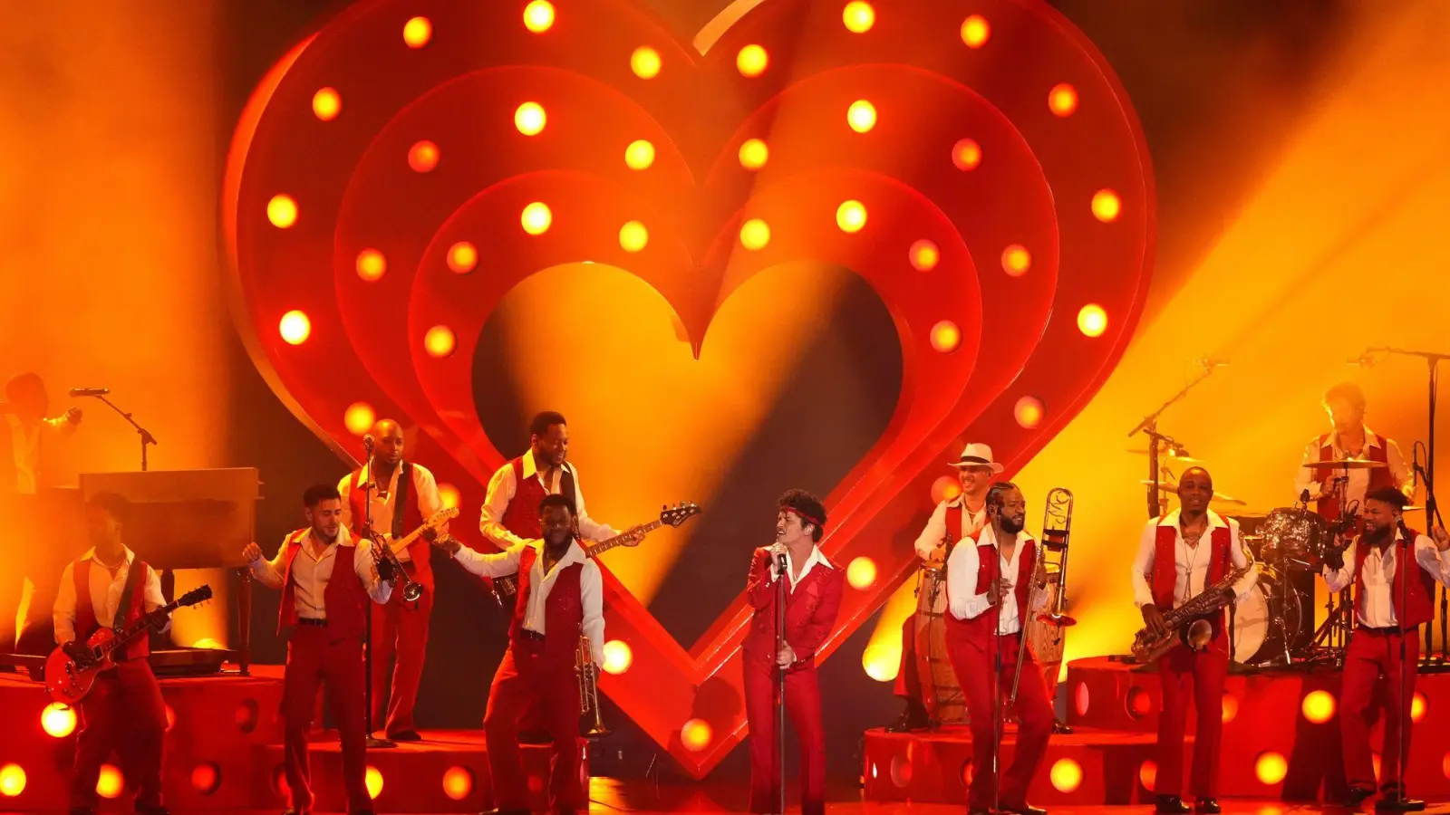 Auf seinem neuen Album „The Romantic“ zelebriert Bruno Mars den Sound der 70er Jahre. (Foto: Chris Pizzello/Invision/AP/dpa)