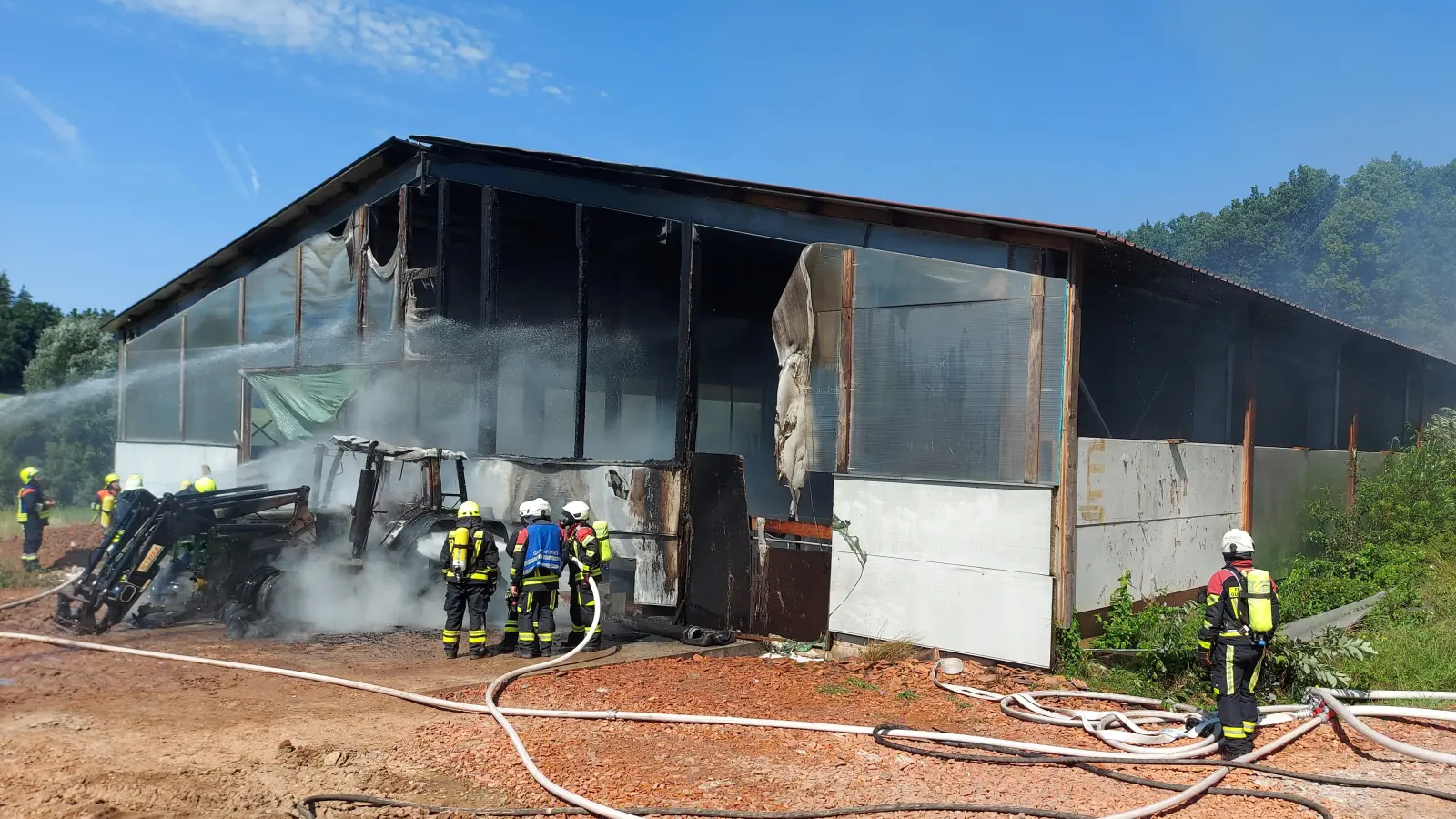 Der Brand eines Stalls in Münchsteinach wurde gegen 11.45 Uhr bemerkt. Ein Großaufgebot der Feuerwehren rückte an. (Foto: Johann Schmidt)