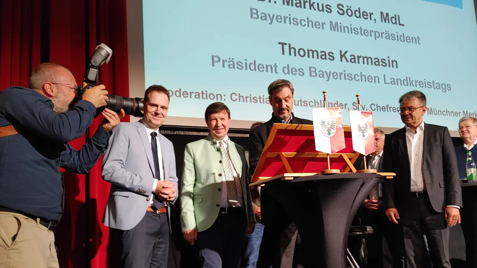 Der Bayerische Ministerpräsident Markus Söder trug sich gestern im Ehrenbuch der Stadt Bad Windsheim ein. (Foto: Katrin Merklein)