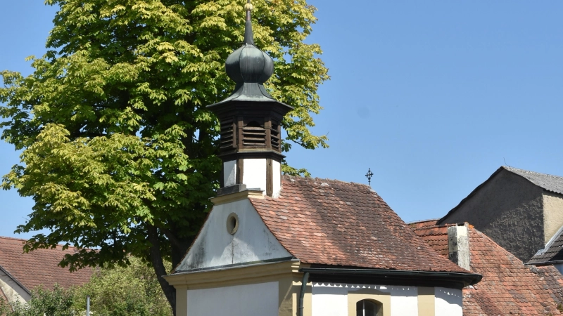 Der „Dom” in Grappertshofen: eine kleine Kapelle, mitten in der Straße. (Foto: Anita Dlugoß)
