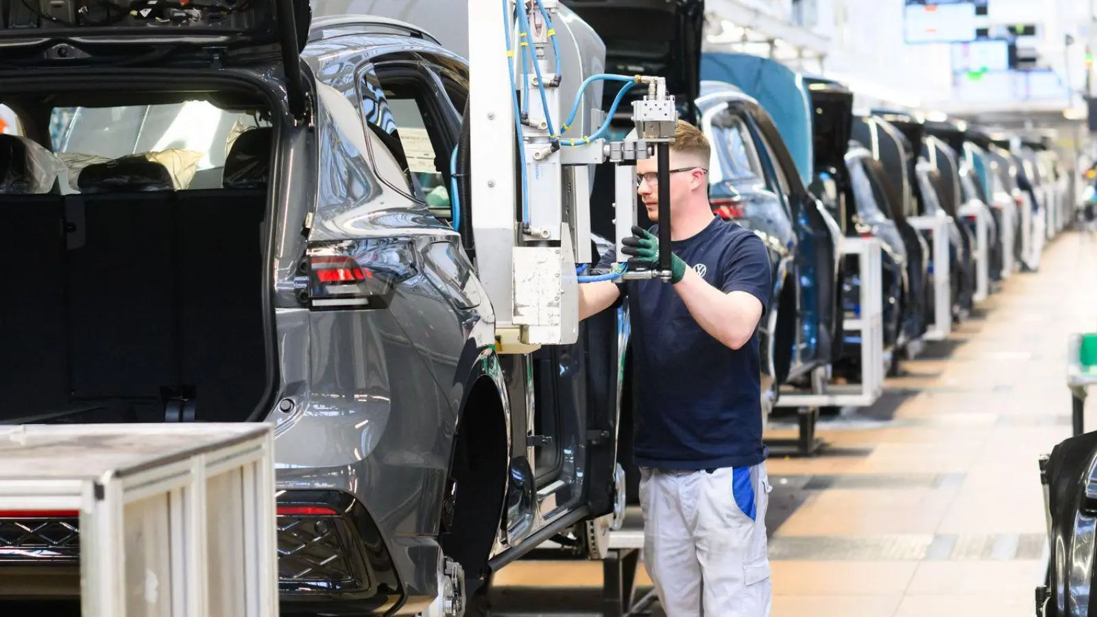 Autoindustrie in der Krise? Hersteller machen weiter Milliardengewinne. (Archivbild) (Foto: Julian Stratenschulte/dpa)