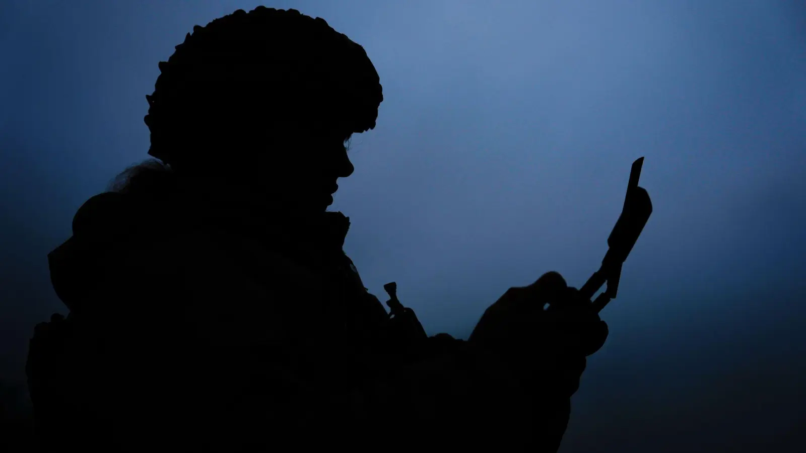 Auch wenn auf politischer Ebene über Frieden für die Ukraine gesprochen wird, gehen am Boden die Kämpfe weiter. (Foto: Julia Demaree Nikhinson/AP/dpa)