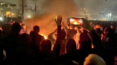 Die Proteste im Iran dauern mittlerweile mehr als zwei Wochen - können sie die Staatsführung wirklich stürzen? (Archivbild) (Foto: Uncredited/VALIDATED UGC/AP/dpa)