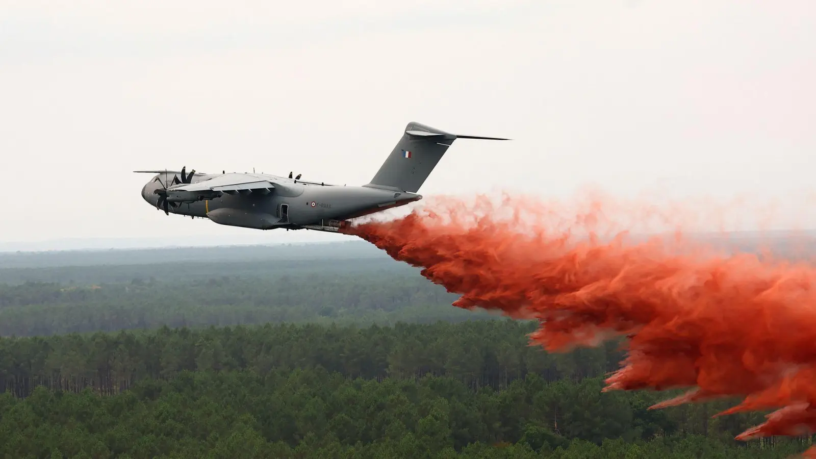 Ein Airbus A400M wirft Löschmittel über dem Waldbrand nahe Lacanau ab. (Foto: Abdul Saboor/Pool Reuters/AP/dpa)