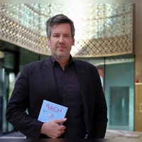 Vor dem Retti-Palais, dem neuen Festivalzentrum: Bachwochen-Intendant Johannes Mnich. (Foto: Thomas Wirth)