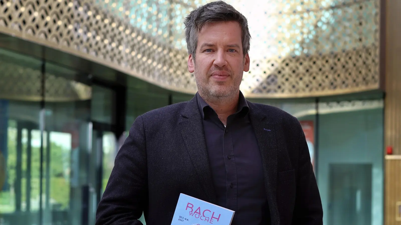 Vor dem Retti-Palais, dem neuen Festivalzentrum: Bachwochen-Intendant Johannes Mnich. (Foto: Thomas Wirth)