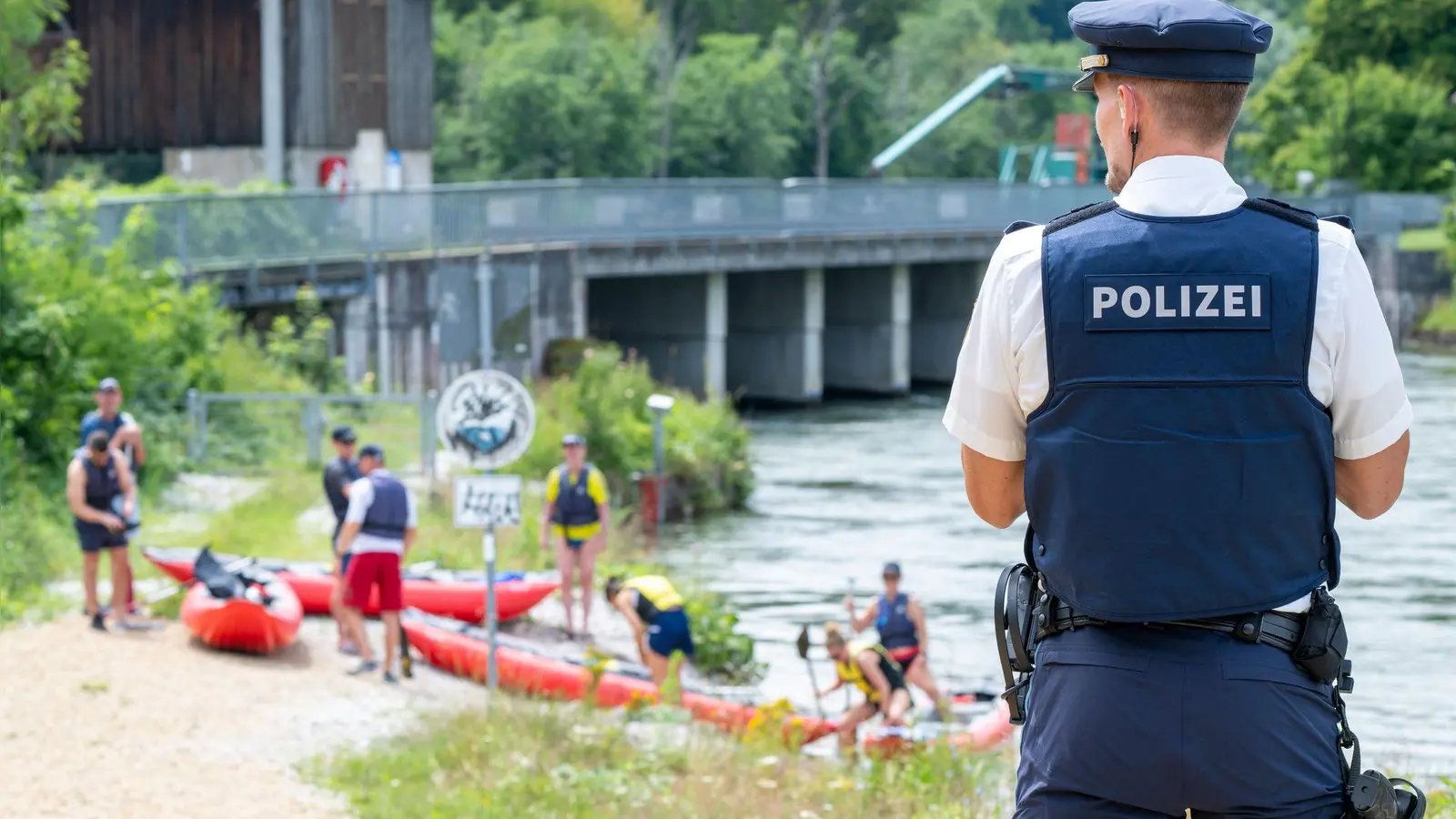 Kontrollen für mehr Sicherheit: Die Polizei prüft Schlauchbootfahrer and er Isar auch auf Alkoholkonsum.-  (Foto: Peter Kneffel/dpa)