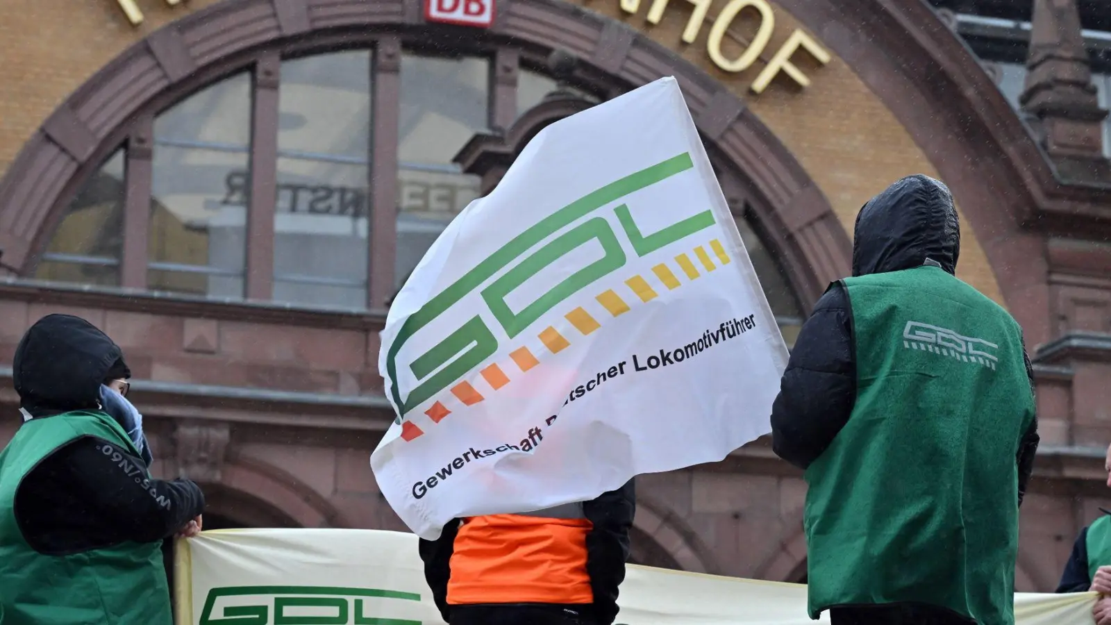 Die Gewerkschaft Deutscher Lokomotivführer (GDL) hat mit dem Eisenbahnunternehmen Transdev einen Tarifabschluss erzielt. (Foto: Martin Schutt/dpa)