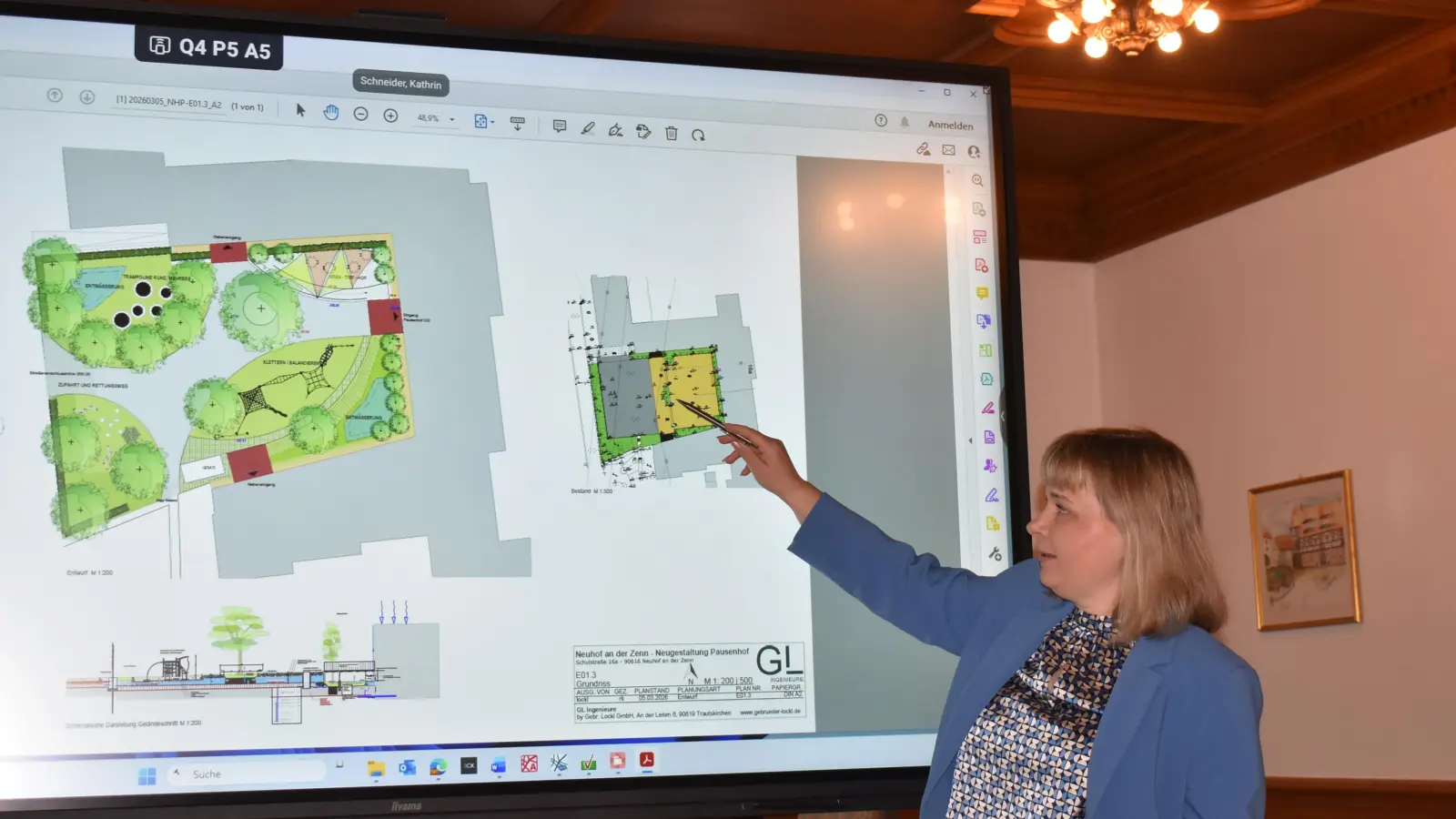 Claudia Wust zeigte einen Plan, wie man den Pausenhof gern umgestalten möchte. Die Skizze entwarf Landschaftsarchitektin Nicol Dießl. (Foto: Ute Niephaus)