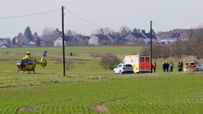 Der verunglückte Fallschirmspringer wurde per Hubschrauber in die Uniklinik Würzburg gebracht.  (Foto: Simone Hedler)