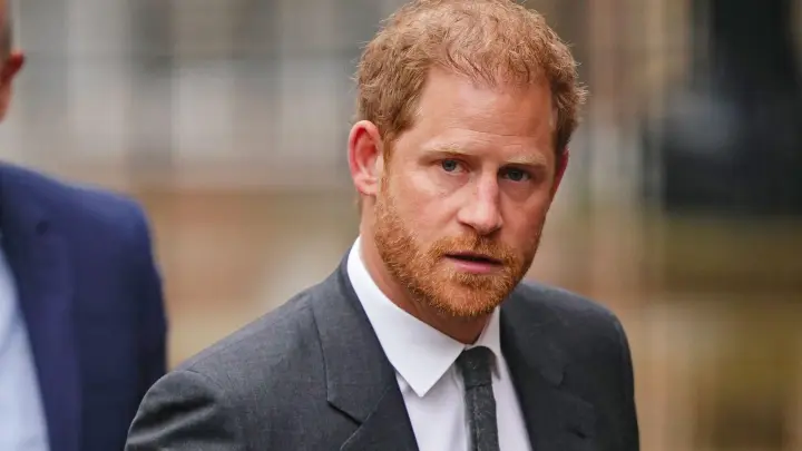 Prinz Harry vor der Anhörung vor dem Royal Courts Of Justice in London. (Foto: Aaron Chown/PA Wire/dpa)