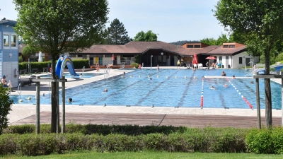 Das Scheinfelder Freibad mit seinem Betriebsgebäude, in dessen Nordflügel (im Foto rechts) ein Sanitärraum für Menschen mit Behinderung geplant ist. (Foto: Andreas Reum)
