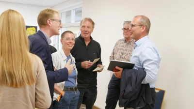 Hausherr und Dekan Max von Egidy, Corinna Gräßel, Sprecherin des Bündnisses gegen Rechts im Landkreis, Toni Neubert, der die Fragen zu Beginn gesammelt hatte, Dr. Gert Bodendörfer und Tobias Winkler (von links) diskutierten auch nach dem offiziellen Veranstaltungsende noch kurz weiter. (Foto: Ulli Ganter)