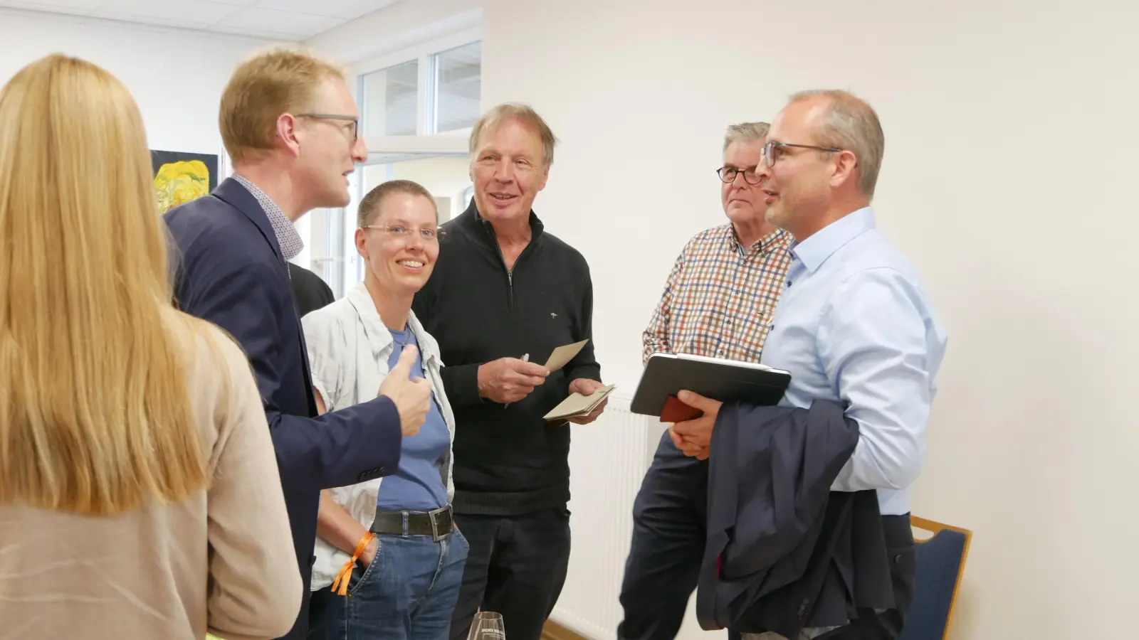 Hausherr und Dekan Max von Egidy, Corinna Gräßel, Sprecherin des Bündnisses gegen Rechts im Landkreis, Toni Neubert, der die Fragen zu Beginn gesammelt hatte, Dr. Gert Bodendörfer und Tobias Winkler (von links) diskutierten auch nach dem offiziellen Veranstaltungsende noch kurz weiter. (Foto: Ulli Ganter)
