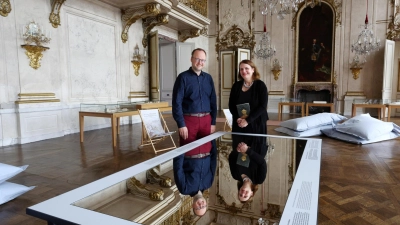 Freuen sich aufs erste „Silent Reading”: Michael Rotschedl, Amtsvorstand der Schloss- und Gartenverwaltung Ansbach, und Bettina Baumann, Vorsitzende des Vereins Wortkunst, im Festsaal der Ansbacher Residenz. (Foto: Thomas Wirth)