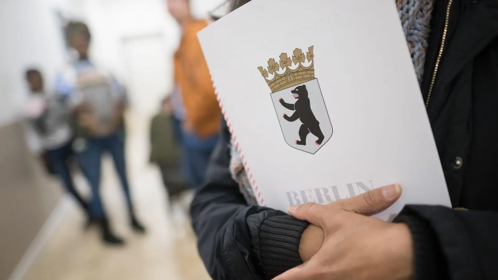 In Berlin gibt es seit Anfang 2024 eine zentrale Einbürgerungsstelle im Landesamt für Einwanderung. (Archivfoto) (Foto: Sebastian Gollnow/dpa)