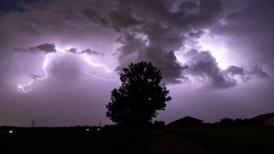 Schwere Gewitter drohen aktuell im Raum Ansbach. (Symbolbild: dpa/Matthias Balk)