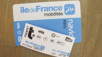 Statt Papier-Tickets gibt es in der Pariser Metro künftig elektronisch aufladbare Karten und Tickets auf dem Smartphone (Archivbild). (Foto: Julia Naue/dpa)