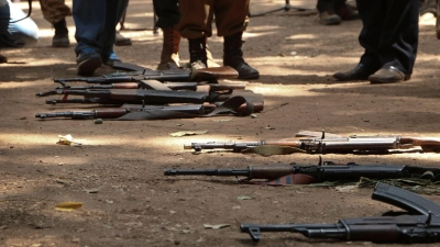 Gewehre liegen in Yambio auf dem Boden - der Bürgerkrieg im Südan wurde 2018 offiziell beendet. (Foto: Sam Mednick/AP/dpa)