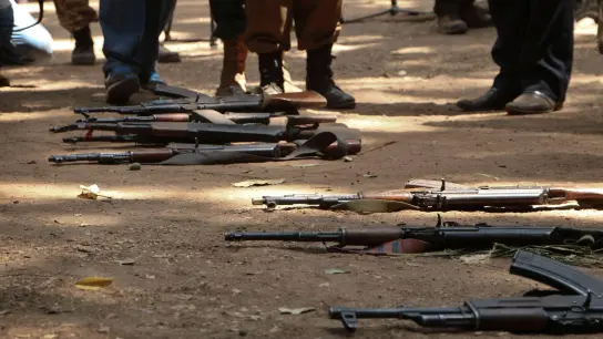 Gewehre liegen in Yambio auf dem Boden - der Bürgerkrieg im Südan wurde 2018 offiziell beendet. (Foto: Sam Mednick/AP/dpa)