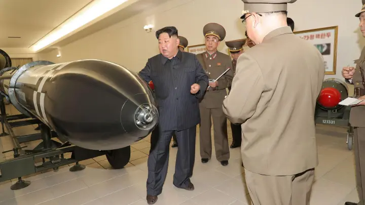 Kim Jong Un während eines Besuchs des Nuklearwaffeninstituts von Nordkorea in Pjöngjang. (Foto: kcna/dpa)
