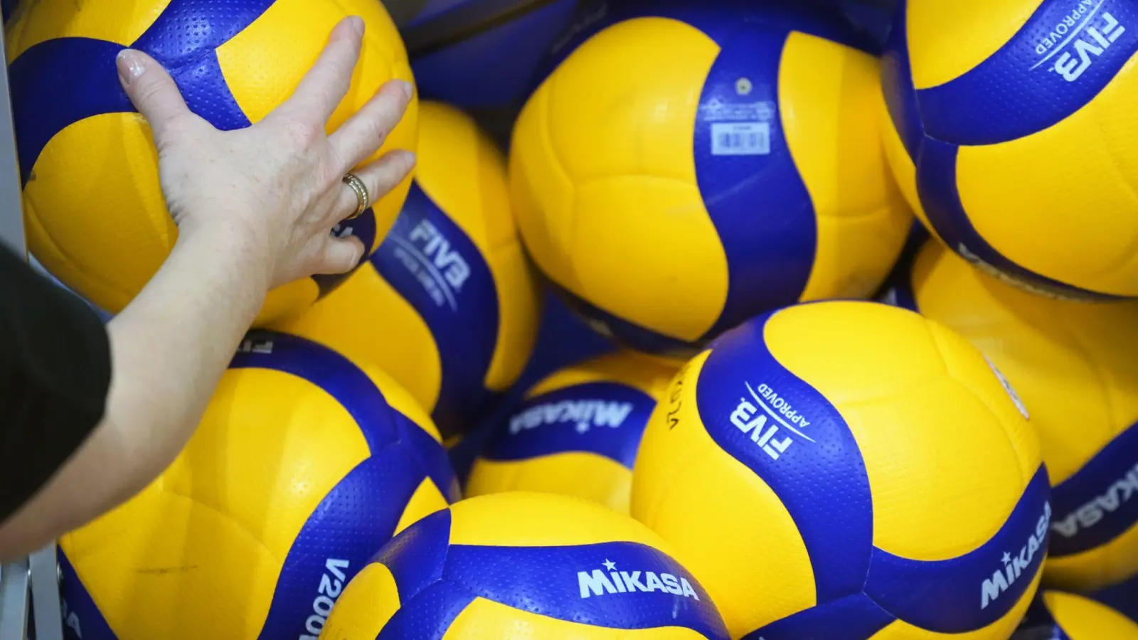 Volleyball-Spielbälle liegen auf einem Haufen. (Foto: Soeren Stache/dpa-Zentralbild/dpa/Symbolbild)