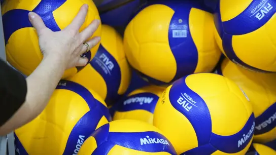 Volleyball-Spielbälle liegen auf einem Haufen. (Foto: Soeren Stache/dpa-Zentralbild/dpa/Symbolbild)