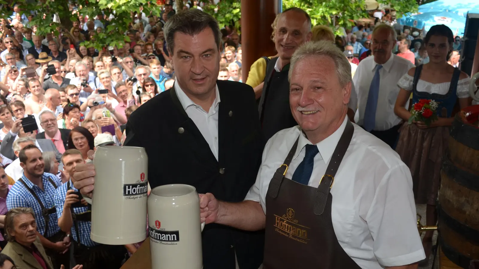 Bayerns Ministerpräsident Dr. Markus Söder und Neustadts Bürgermeister Klaus Meier beim Bieranstich auf der Neustädter Kirchweih 2018. Söder wird dieses Jahr am Marktplatz erwartet. (Archivbild: Johannes Hirschlach)