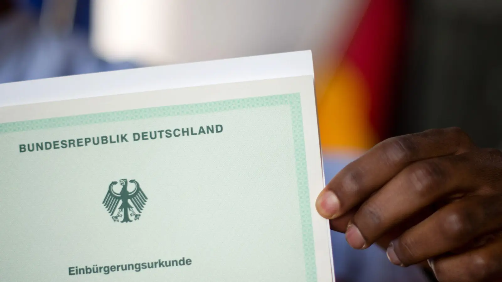 Menschen, die bereits mehrere Jahre in Deutschland leben, sollen leichter deutsche Staatsbürger werden können. (Foto: Julian Stratenschulte/dpa/dpa-tmn)
