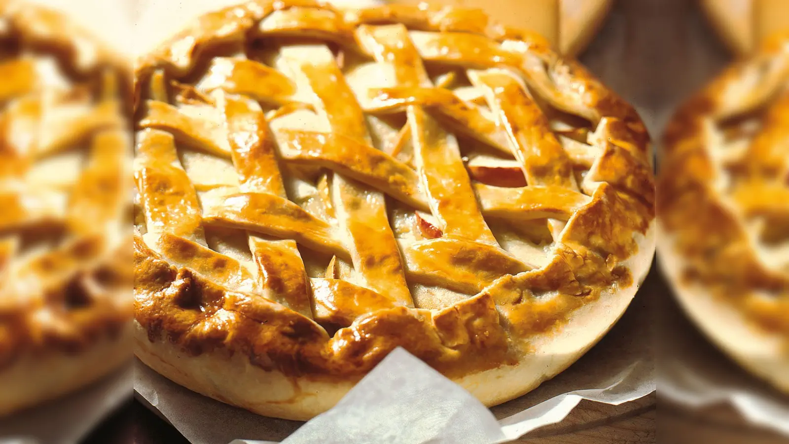 Der Walliser Gemüsekuchen wird vor dem Backen gitterartig mit Teigstreifen belegt und mit Eigelb bepinselt. (Foto: www.swissmilk.ch/rezepte/dpa-tmn)