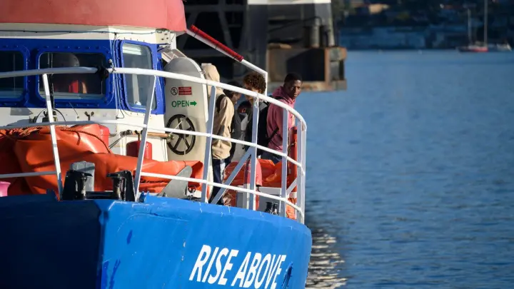 Das deutsche humanitären Schiff &quot;Rise Above&quot; soll im süditalienischen Gioia Tauro anlegen. (Foto: Valeria Ferraro/AP/dpa)