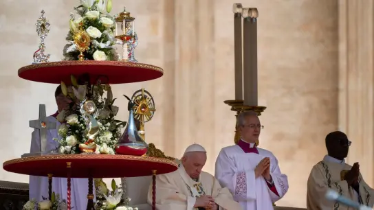 Papst Franziskus (l) sitzt neben den Reliquien von zehn der neuen Heiligen, deren Heiligsprechungsmesse er feiert. (Foto: Gregorio Borgia/AP/dpa)