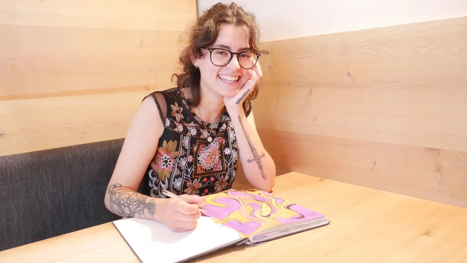 Prall gefüllt ist das Skizzenbuch der jungen Künstlerin Maria Schiepek. Die Dinkelsbühlerin studiert aktuell in Köln „Soziale Arbeit“. Vor kurzem hat sie die Leidenschaft für das Tätowieren entdeckt, bei dem sie ihre Kreativität ausleben kann. (Foto: Lisa-Maria Liebing)