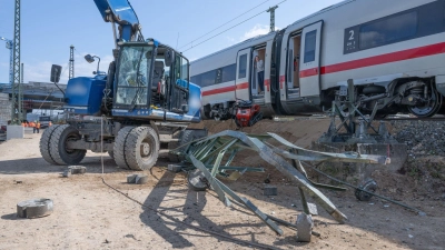 Nach der Kollision eines ICE mit dem Greifarm eines Baggers muss die Schadenhöhe noch ermittelt werden.  (Foto: Boris Roessler/dpa)