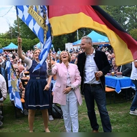 Bei der AfD herrschte zum Gillamoos nach dem Erfolg in Sachsen-Anhalt ausgelassene Stimmung. (Foto: Sven Hoppe/dpa)